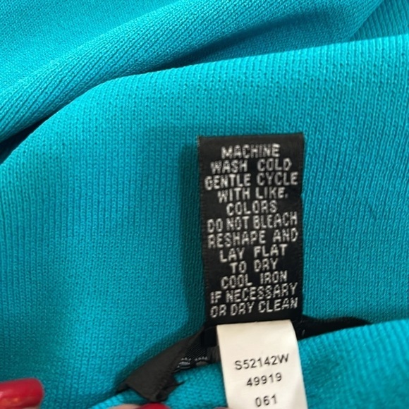 Cable & Gauge Woman blue sleeveless sweater. Size 1X - Picture 5 of 5